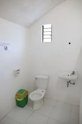 Ev (White, Quad Room)