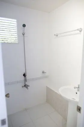 Ev (White, Quad Room)