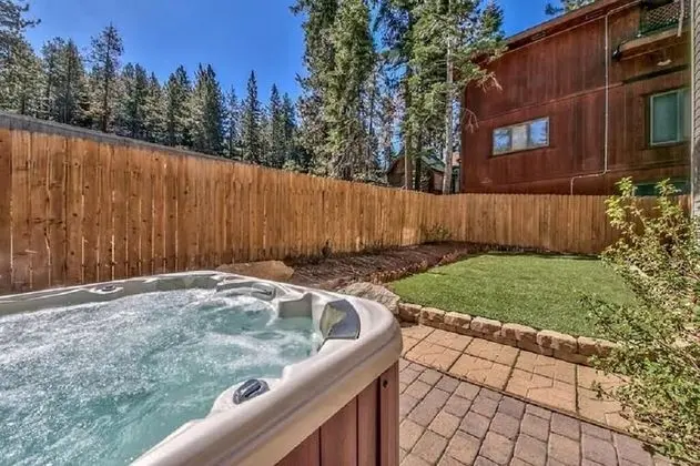 Ev, Birden Çok Yatak (Lv12: luxury villa with hot tub)