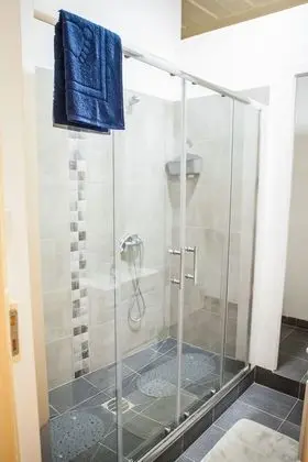 Tek Büyük Yataklı Oda, Ortak Banyo