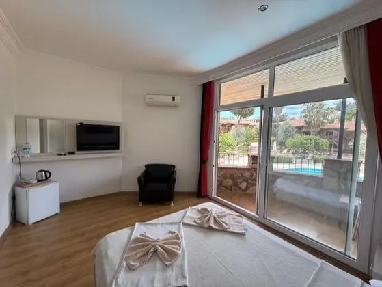 Standart Oda, Dağ veya Havuz Manzaralı, 1. Kat