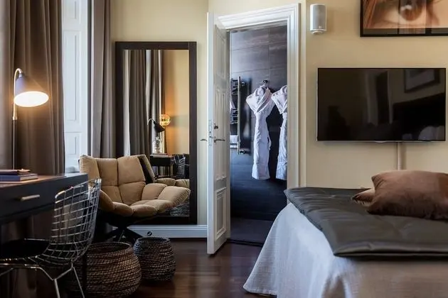 Medium King Room