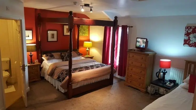 Dört Kişilik Oda (Four Poster)
