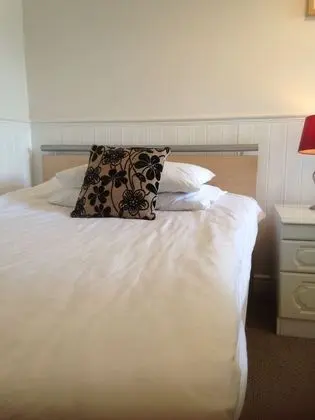 Üç Kişilik Oda (Room 8)