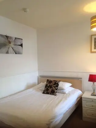 Üç Kişilik Oda (Room 8)