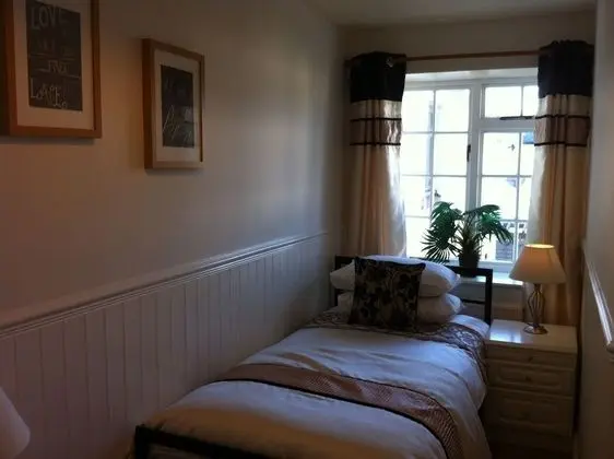 Üç Kişilik Oda (Room 8)