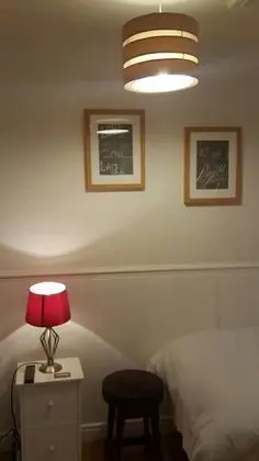 Üç Kişilik Oda (Room 8)