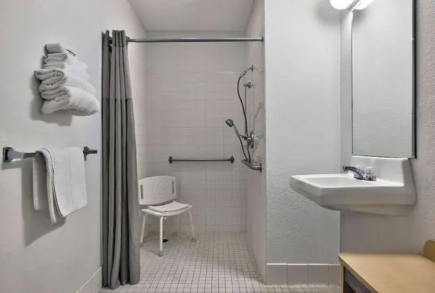 Engellilere uygun banyo