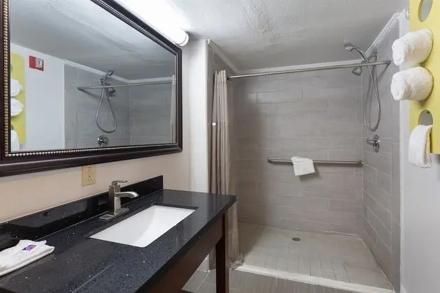 Deluxe Oda, 2 Büyük (Queen) Boy Yatak, Sigara İçilebilir, Buzdolabı ve Mikrodalga