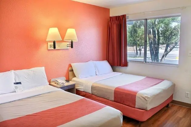 Deluxe Oda, 2 Çift Kişilik Yatak, Sigara İçilmez, Buzdolabı ve Mikrodalga
