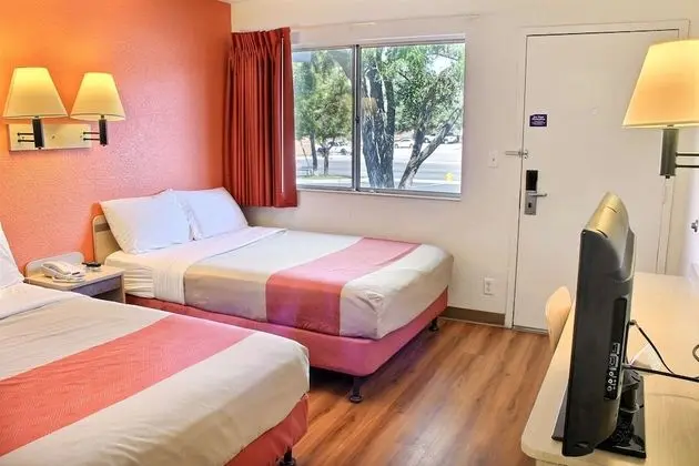 Deluxe Oda, 2 Çift Kişilik Yatak, Sigara İçilmez, Buzdolabı ve Mikrodalga