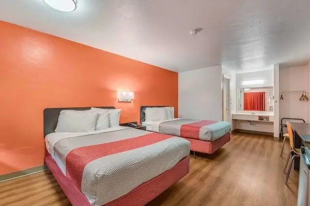 Deluxe Oda, 2 Çift Kişilik Yatak, Sigara İçilebilir, Buzdolabı ve Mikrodalga