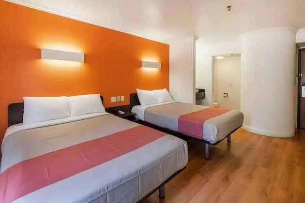 Deluxe Oda, 2 Çift Kişilik Yatak, Sigara İçilmez, Buzdolabı ve Mikrodalga