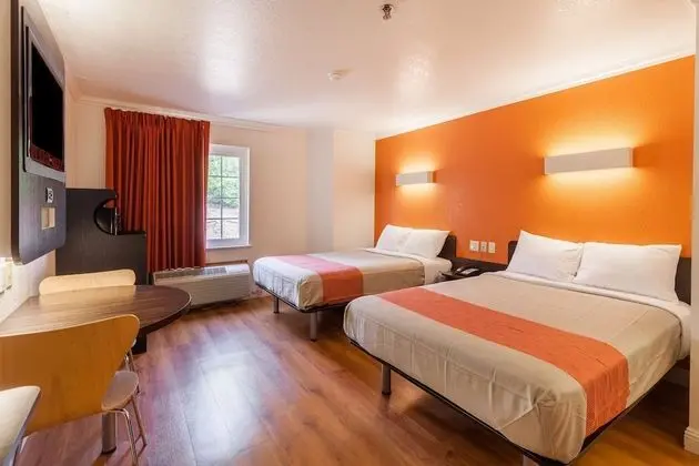 Deluxe Oda, 2 Çift Kişilik Yatak, Sigara İçilmez, Buzdolabı ve Mikrodalga