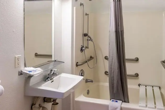 Engellilere uygun banyo