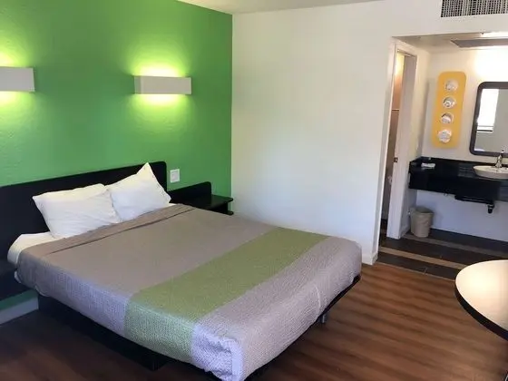 Standard Oda, 1 Büyük (Queen) Boy Yatak, Engellilere Uygun, Sigara İçilmez