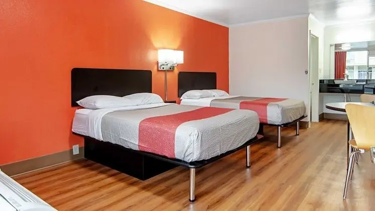 Deluxe Oda, 2 Çift Kişilik Yatak, Sigara İçilebilir, Buzdolabı ve Mikrodalga