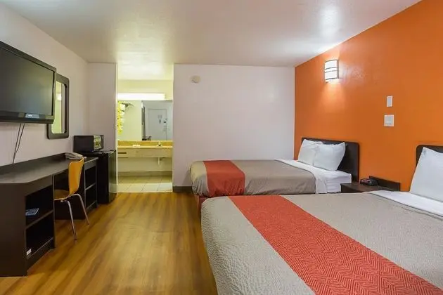 Deluxe Oda, 2 Çift Kişilik Yatak, Sigara İçilebilir, Buzdolabı ve Mikrodalga