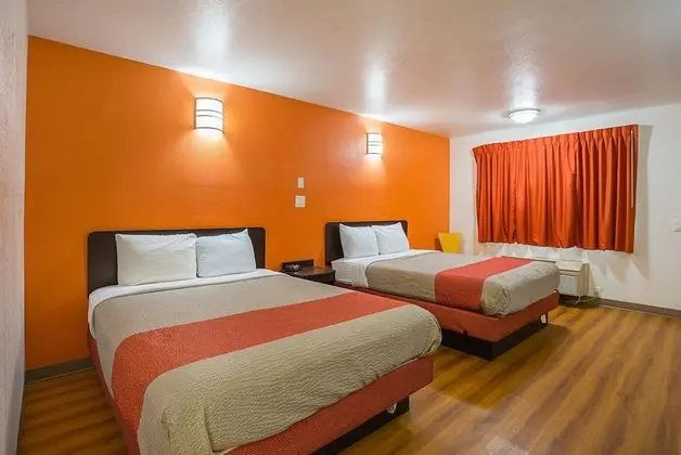 Deluxe Oda, 2 Çift Kişilik Yatak, Sigara İçilmez, Buzdolabı ve Mikrodalga