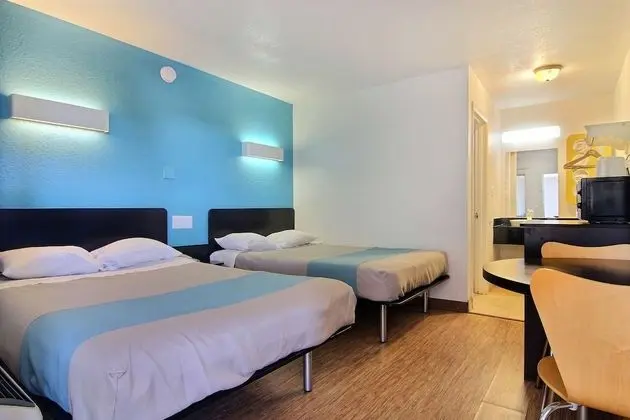 Deluxe Oda, 2 Çift Kişilik Yatak, Sigara İçilmez, Buzdolabı ve Mikrodalga