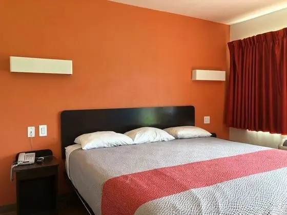 Deluxe Oda, 1 En Büyük (King) Boy Yatak, Sigara İçilebilir, Buzdolabı ve Mikrodalga