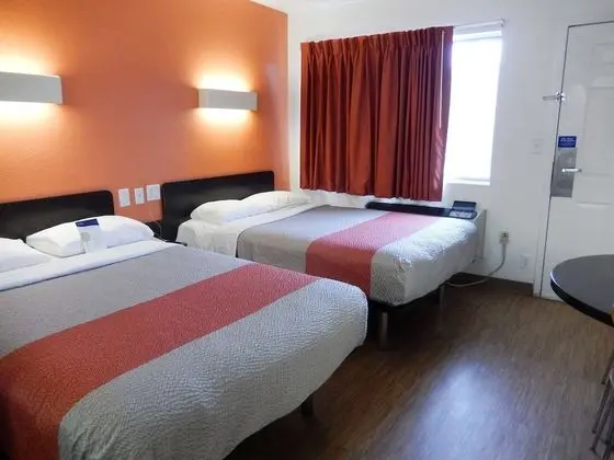 Deluxe Oda, 2 Çift Kişilik Yatak, Sigara İçilebilir, Buzdolabı ve Mikrodalga