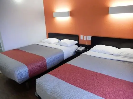 Deluxe Oda, 2 Çift Kişilik Yatak, Sigara İçilebilir, Buzdolabı ve Mikrodalga