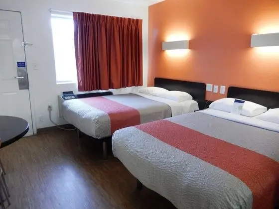 Deluxe Oda, 2 Çift Kişilik Yatak, Sigara İçilebilir, Buzdolabı ve Mikrodalga
