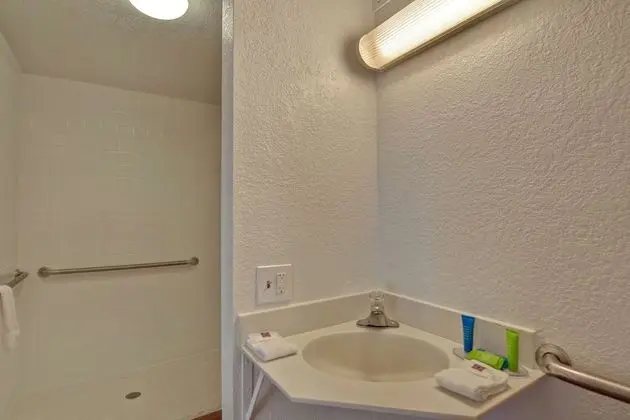 Engellilere uygun banyo