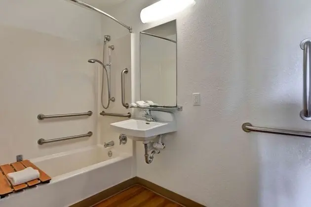 Engellilere uygun banyo