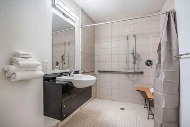 Standard Oda, 1 Büyük (Queen) Boy Yatak, Engellilere Uygun, Sigara İçilmez