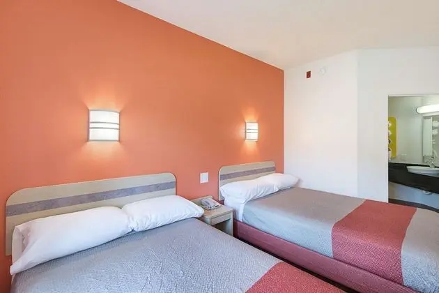 Premium Oda, 2 Çift Kişilik Yatak, Sigara İçilmez, Buzdolabı ve Mikrodalga