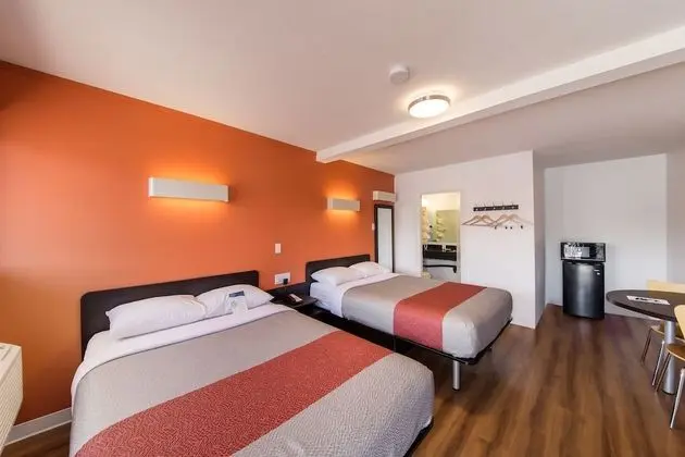 Deluxe Oda, 2 Çift Kişilik Yatak, Sigara İçilmez, Buzdolabı ve Mikrodalga