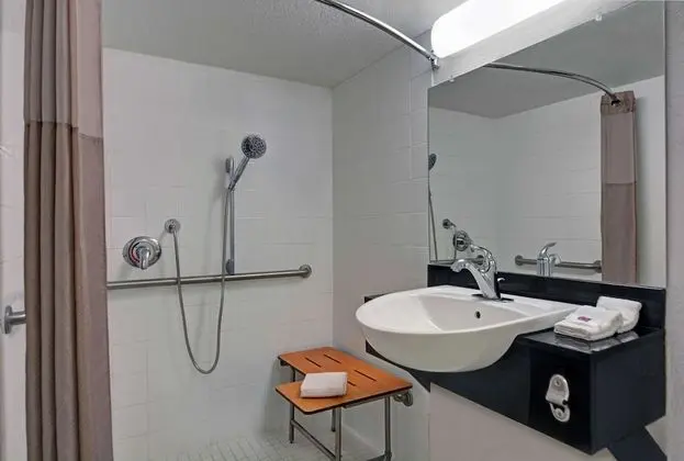 Engellilere uygun banyo