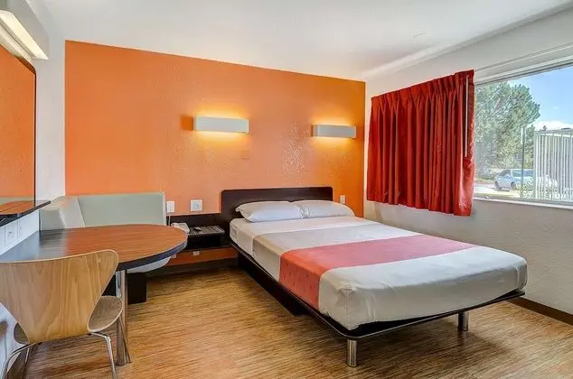 Premium Oda, 1 Büyük (Queen) Boy Yatak, Engellilere Uygun, Sigara İçilmez