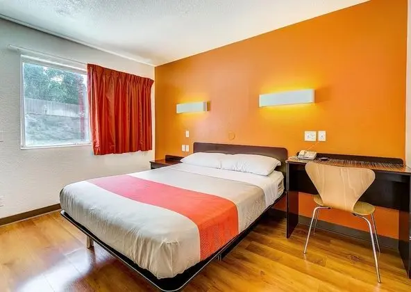 Premium Oda, 1 Büyük (Queen) Boy Yatak, Sigara İçilmez, Buzdolabı