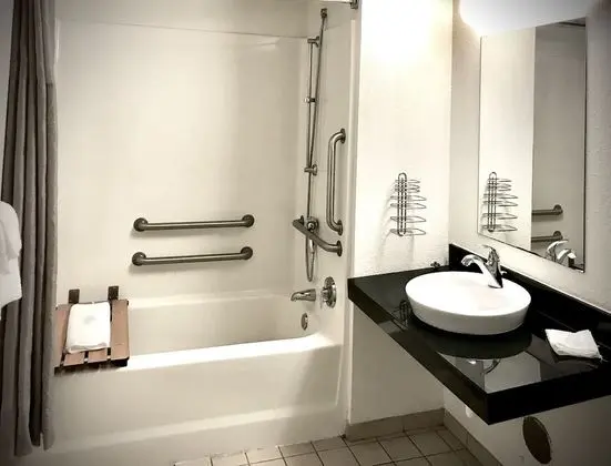 Oda, 1 Büyük (Queen) Boy Yatak, Engellilere Uygun (Mobility/Hearing, Tub w/Grab Bars)