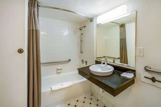 Engellilere uygun banyo