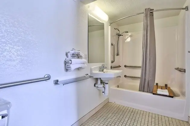 Engellilere uygun banyo