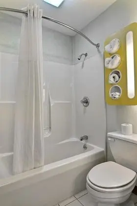 Deluxe Oda, 2 Çift Kişilik Yatak, Sigara İçilmez, Buzdolabı ve Mikrodalga