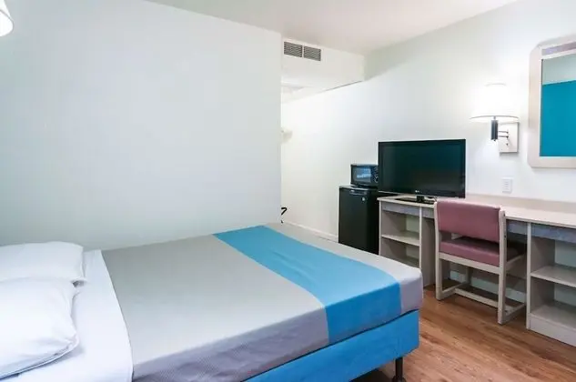 Deluxe Oda, 1 Büyük (Queen) Boy Yatak, Engellilere Uygun, Sigara İçilmez