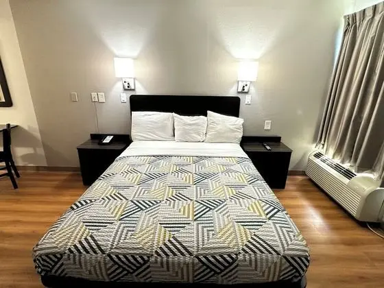 Deluxe Oda, 1 Büyük (Queen) Boy Yatak, Engellilere Uygun, Sigara İçilmez