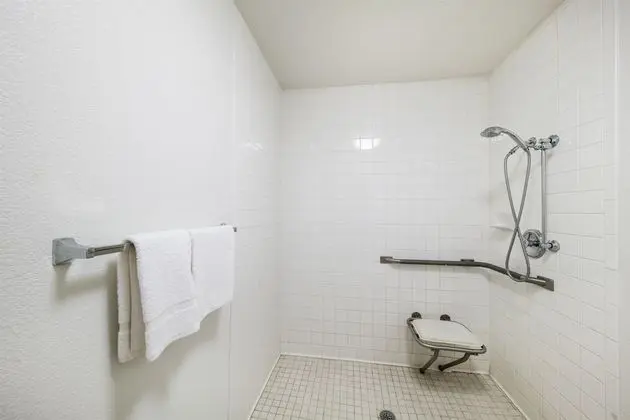 Deluxe Oda, 2 Büyük (Queen) Boy Yatak, Engellilere Uygun, Sigara İçilmez