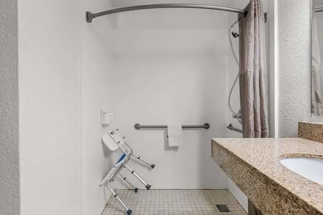 Engellilere uygun banyo