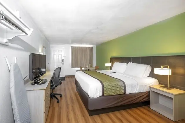 1 Queen Bed