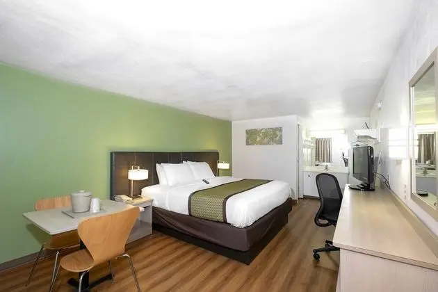 1 Queen Bed