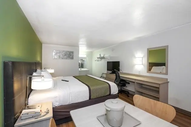 1 Queen Bed