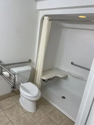 Oda, 1 En Büyük (King) Boy Yatak, Engellilere Uygun, Sigara İçilmez (Mobility, Roll-In Shower)