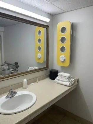 Oda, 1 En Büyük (King) Boy Yatak, Engellilere Uygun, Sigara İçilmez (Mobility, Roll-In Shower)