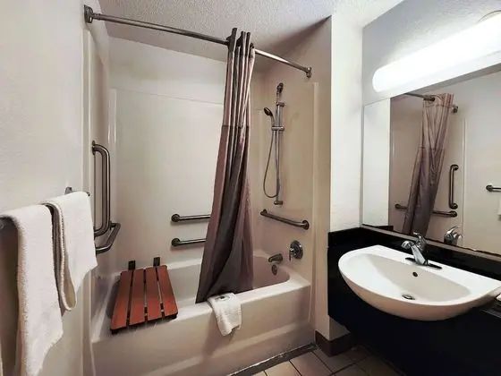Engellilere uygun banyo